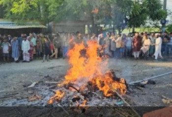 ধর্ম অবমাননার দায়ে কবর থেকে লাশ তুলে পুড়িয়ে দিল আলেম সমাজ