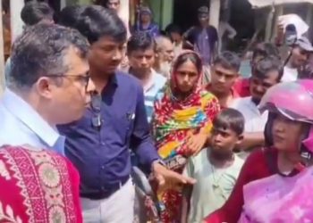 কাকদ্বীপ ব্লক তৃণমূল সভাপতিকে ‘আমাদের পাড়া, আমাদের সমাধান’ কর্মসূচিতে ঢুকতেই দিল না ক্ষিপ্ত গ্রামবাসী, শুভেন্দুর কটাক্ষ : ‘আমাদের পাড়া থেকে তৃণমূল তাড়া’