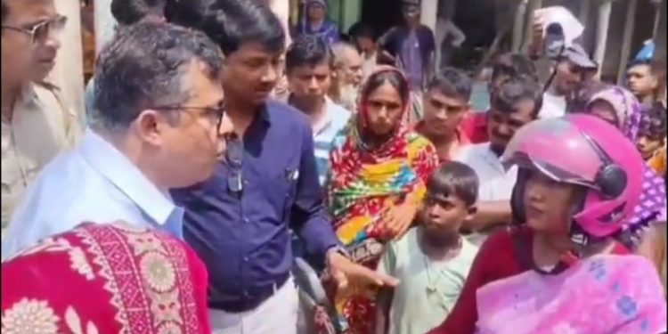 কাকদ্বীপ ব্লক তৃণমূল সভাপতিকে ‘আমাদের পাড়া, আমাদের সমাধান’ কর্মসূচিতে ঢুকতেই দিল না ক্ষিপ্ত গ্রামবাসী, শুভেন্দুর কটাক্ষ : ‘আমাদের পাড়া থেকে তৃণমূল তাড়া’