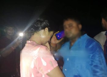 বন্ধুর স্ত্রীকে সঙ্গে নিয়ে অন্ধকারে নির্জন ধানজমির পাশে জন্মদিনের কেক কাটছিল বিবাহিত যুবক, ধরা পড়তেই বেধে গেল হুলুস্থুল কাণ্ড 