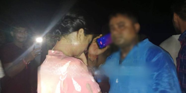 বন্ধুর স্ত্রীকে সঙ্গে নিয়ে অন্ধকারে নির্জন ধানজমির পাশে জন্মদিনের কেক কাটছিল বিবাহিত যুবক, ধরা পড়তেই বেধে গেল হুলুস্থুল কাণ্ড 