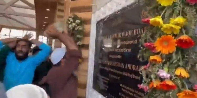 শ্রীনগরের হজরতবাল মাজারের ভিত্তিপ্রস্তরে খোদাই করা অশোক চক্র “হারাম” আখ্যা দিয়ে ভেঙে দিল জিহাদিরা 