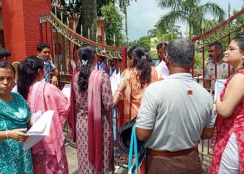 আজ গোটা রাজ্যে এসএসসি-র  পরীক্ষায় বসেছেন ৩ লক্ষ ১৯ হাজার পরীক্ষার্থী, “তার মধ্যে মুখ্যমন্ত্রীর আত্মীয়সহ ১৫২ জন দাগি” : চাঞ্চল্যকর দাবি করলেন শুভেন্দু অধিকারী