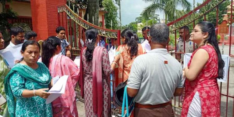 আজ গোটা রাজ্যে এসএসসি-র  পরীক্ষায় বসেছেন ৩ লক্ষ ১৯ হাজার পরীক্ষার্থী, “তার মধ্যে মুখ্যমন্ত্রীর আত্মীয়সহ ১৫২ জন দাগি” : চাঞ্চল্যকর দাবি করলেন শুভেন্দু অধিকারী