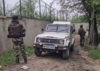 কুলগামে সেনার এনকাউন্টারে নিকেশ সন্ত্রাসী, বেশ কয়েকজন সন্ত্রাসীর লুকিয়ে থাকার অনুমান, চলছে অভিযান 