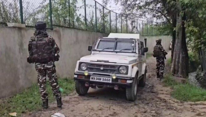 কুলগামে সেনার এনকাউন্টারে নিকেশ সন্ত্রাসী, বেশ কয়েকজন সন্ত্রাসীর লুকিয়ে থাকার অনুমান, চলছে অভিযান 