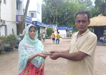 রেলস্টেশনের ঝুপড়িতে বসবাস করা হতদরিদ্র আমিনা বিবির সততায় আপ্লুত ভাতারবাসী 