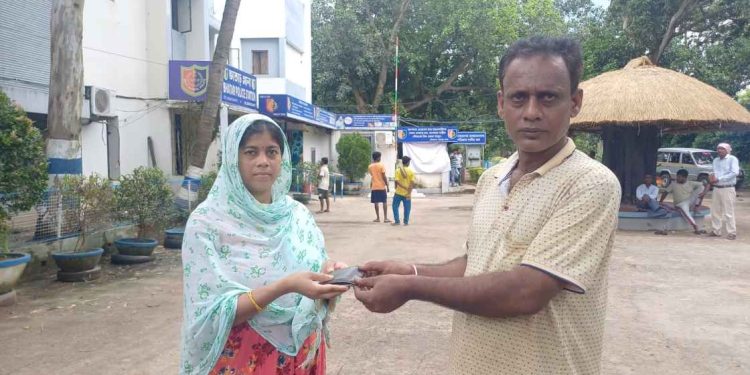 রেলস্টেশনের ঝুপড়িতে বসবাস করা হতদরিদ্র আমিনা বিবির সততায় আপ্লুত ভাতারবাসী