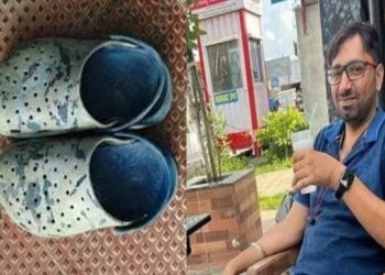 ক্রোকস চপ্পলের মধ্যে লুকিয়ে থাকা বিষাক্ত সাপের কামড়ে  প্রযুক্তিবিদের মর্মান্তিক মৃত্যু 