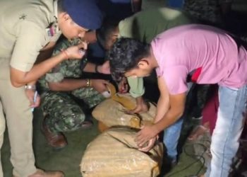 কোচবিহারে গৃহস্থের বাড়ির গোয়াল থেকে বিপুল পরিমাণ গাঁজা উদ্ধার করল পুলিশ, গ্রেপ্তার ২ মহিলাসহ ৪  