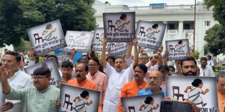 “চাকরি চোর গদি ছোড়” : শুভেন্দুর নেতৃত্বে বিধানসভার বাইরে বিজেপি পরিষদীয় দলের বিক্ষোভের শ্লোগান 