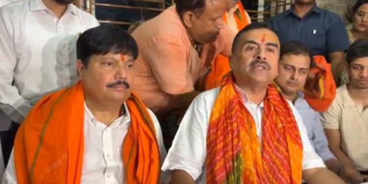 কংগ্রেসের পার্টি অফিসে ভাঙচুরে অভিযুক্ত বিজেপি নেতা রাকেশ সিংহের স্ত্রী-ছেলে-মেয়ের উপর হামলার অভিযোগ কলকাতা পুলিশের বিরুদ্ধে ; শুভেন্দু বললেন : “এরা পুলিশ নাকি রেজিস্টার্ড গুন্ডা” 