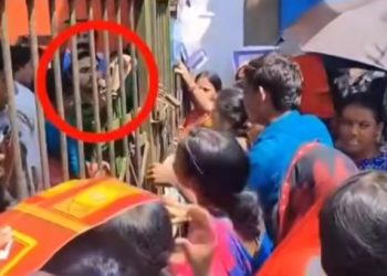 বেহাল রাস্তা নিয়ে ক্ষুব্ধ মহিলাদের বিক্ষোভের মুখে পড়ে নারায়ণগড়ের বিডিও-এর দৌড়ে পালানোর ভিডিও ভাইরাল