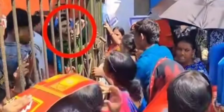 বেহাল রাস্তা নিয়ে ক্ষুব্ধ মহিলাদের বিক্ষোভের মুখে পড়ে নারায়ণগড়ের বিডিও-এর দৌড়ে পালানোর ভিডিও ভাইরাল