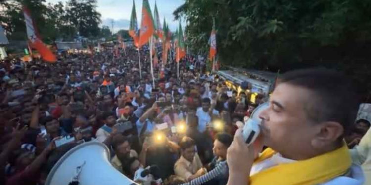 বিজেপি ক্ষমতায় এসে “খালা” মমতাকে “মিথ্যাশ্রী” পুরষ্কার দেওয়ার কথা ঘোষণা করলেন শুভেন্দু, ডেবরায় বিশাল জনতার সামনে হ্যান্ড মাইকে দিলেন ভাষণ 
