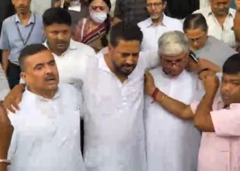 উত্তাল বিধানসভায় মার্শালদের টানাটানিতে অসুস্থ বিজেপি বিধায়ক শংকর ঘোষ 