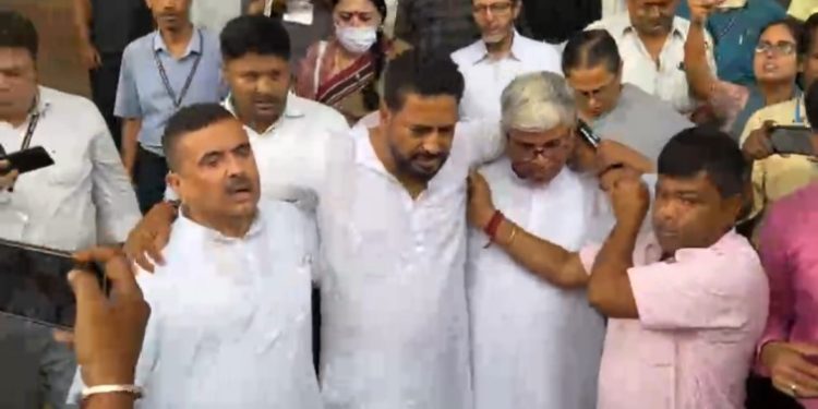 উত্তাল বিধানসভায় মার্শালদের টানাটানিতে অসুস্থ বিজেপি বিধায়ক শংকর ঘোষ 