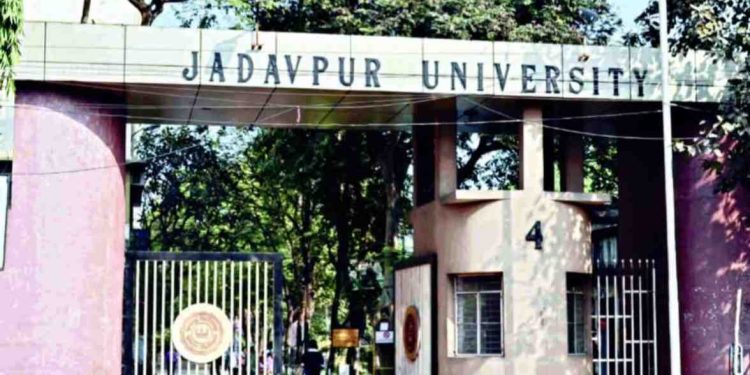 রাতে তারস্বরে মাইক-মদের আসর, এদিকে ঝিলে ভেসে উঠল ছাত্রীর দেহ, ফের বিতর্কে যাদবপুর বিশ্ববিদ্যালয়