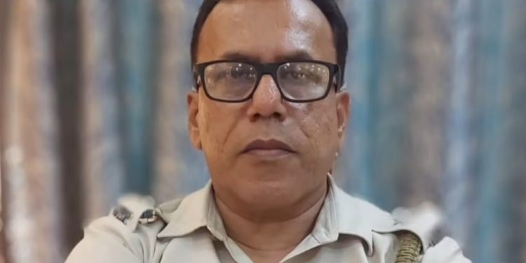 ক্লোজ করা হল ইংরেজবাজার থানার আইসি সঞ্জয় ঘোষকে, বিজেপি বলছে : “নেতামন্ত্রীদের গোষ্ঠীদ্বন্দ্বের জেরে বলির পাঁঠা হলেন আইসি” 