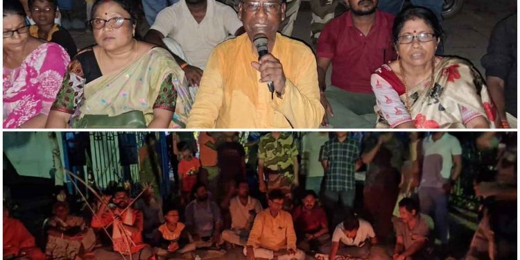 রাতে লাইট অফ করে দিয়েও বিজেপি সাংসদ খগেন মুর্মুর অবস্থান বিক্ষোভ তুলতে সক্ষম হল না চাঁচল থানার পুলিশ, মোমবাতি জ্বালিয়ে থানার সামনে ঠায় বসে রইলেন তিনি 