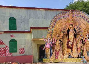 প্রাচীন রাজবাড়ীর ঐতিহ্য তুলে ধরা হচ্ছে এবারের ভাতার অগ্রগামী সংঘের পূজো মণ্ডপে 