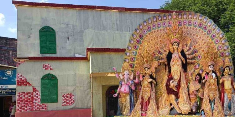 প্রাচীন রাজবাড়ীর ঐতিহ্য তুলে ধরা হচ্ছে এবারের ভাতার অগ্রগামী সংঘের পূজো মণ্ডপে 