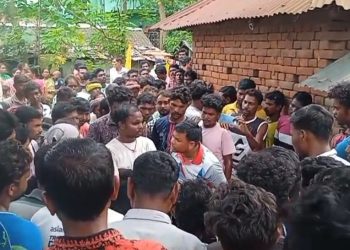 স্বামীর অনুপস্থিতিতে গভীর রাতে বিবাহিত যুবকের সাথে পরকীয়ায় লিপ্ত বধূ, শাশুড়ির নজরে পড়তেই বেধে গেলো হুলুস্থুল কান্ড 