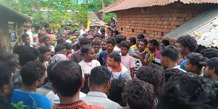 স্বামীর অনুপস্থিতিতে গভীর রাতে বিবাহিত যুবকের সাথে পরকীয়ায় লিপ্ত বধূ, শাশুড়ির নজরে পড়তেই বেধে গেলো হুলুস্থুল কান্ড 