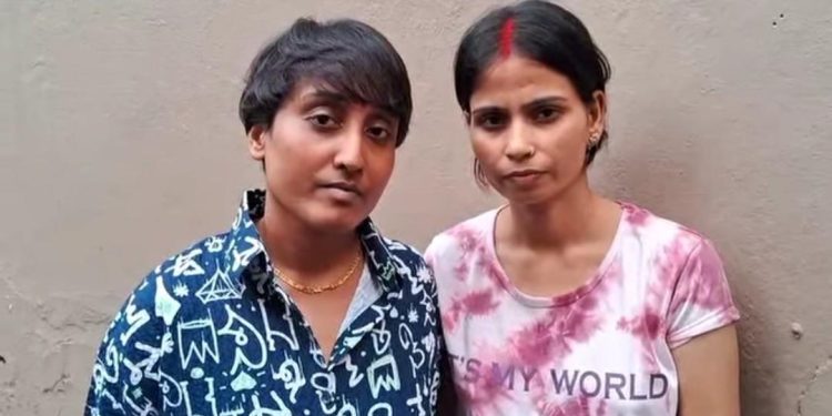 আজব বিয়ে ! শিব মন্দিরে বিয়ে করলেন ২ বিবাহবিচ্ছিন্না মহিলা ; একটি করে সন্তান রয়েছে দুই মহিলার 