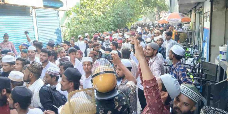 ইউপির বেরিলিতে জুমার নামাজের পর “আই লাভ মহম্মদ” গ্যাংয়ের  উৎপাত, বেদম পিটিয়ে দিল পুলিশ 