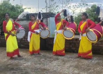 দুর্গা মায়ের পুজোয় ঢাক বাজিয়ে পরিবারের মুখে হাসি ফোটান বর্ধমানের মহিলা ঢাকিরা