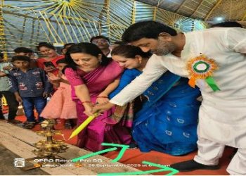 জুতো পরে মণ্ডপের প্রদীপ প্রজ্জলন করলেন সাংসদ মহুয়া মৈত্র ও তৃণমূল নেতা আবু তাহের, “ইচ্ছা করে হিন্দুদের অপমান” বলে অবিহিত করলেন বিজেপি নেতা তরুনজ্যোতি তিওয়ারি 