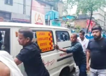 ডুবছে শহর,মরছে মানুষ,পুরসভার কন্ট্রোল রুমের টিভির পর্দায় চোখ মেয়র ফিরহাদ হাকিমের, নিন্দায় সরব বিজেপি 