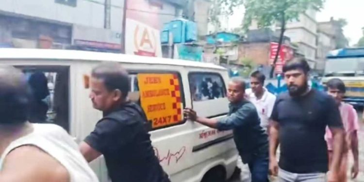 ডুবছে শহর,মরছে মানুষ,পুরসভার কন্ট্রোল রুমের টিভির পর্দায় চোখ মেয়র ফিরহাদ হাকিমের, নিন্দায় সরব বিজেপি 