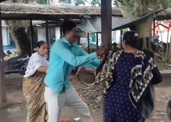 একমাত্র ছেলের দু’হাত ধরে দুদিকে টানছে বাবা-মা, বিচ্ছেদের পর সন্তানের অধিকার নিয়ে দম্পতির  লড়াইয়ে তোলপাড় কাটোয়া আদালত চত্বর 