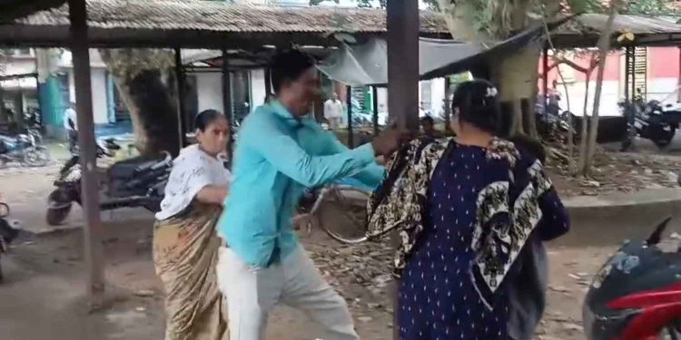 একমাত্র ছেলের দু’হাত ধরে দুদিকে টানছে বাবা-মা, বিচ্ছেদের পর সন্তানের অধিকার নিয়ে দম্পতির  লড়াইয়ে তোলপাড় কাটোয়া আদালত চত্বর 