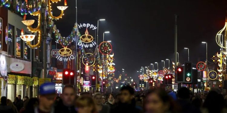 ইসলামী মৌলবাদীদের শক্ত ঘাঁটি ব্রিটেনের লেস্টারে এবার দীপাবলিতে কোনও আতশবাজি হবে না, ক্ষুব্ধ হিন্দু সম্প্রদায় 