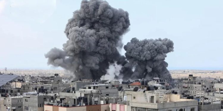 গাজার একটি বাড়িতে ইসরায়েলের বোমা হামলা ১১ জনের মৃত্যু  