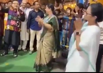 মদন গাইছেন “যাবো মদিনা”, বিভোর মমতা ঘাড় নেড়ে হাততালি দিচ্ছেন, ভিডিও পোস্ট করে বিজেপির তরুনজ্যোতির প্রশ্ন : “যাঁদের হৃদয়ে কাবা-মদিনা, তাঁরা দুর্গাপুজোর প্যান্ডেলে কেন?”