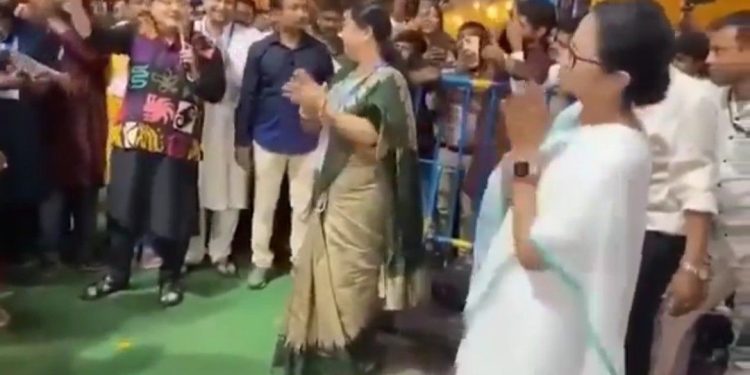 মদন গাইছেন “যাবো মদিনা”, বিভোর মমতা ঘাড় নেড়ে হাততালি দিচ্ছেন, ভিডিও পোস্ট করে বিজেপির তরুনজ্যোতির প্রশ্ন : “যাঁদের হৃদয়ে কাবা-মদিনা, তাঁরা দুর্গাপুজোর প্যান্ডেলে কেন?”