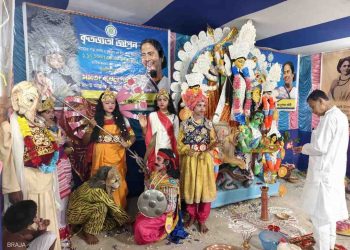 মহাষষ্ঠীর দিনেই অনাথ আশ্রমে কুমারী পুজো করে ফেললেন মন্ত্রী স্বপন দেবনাথ