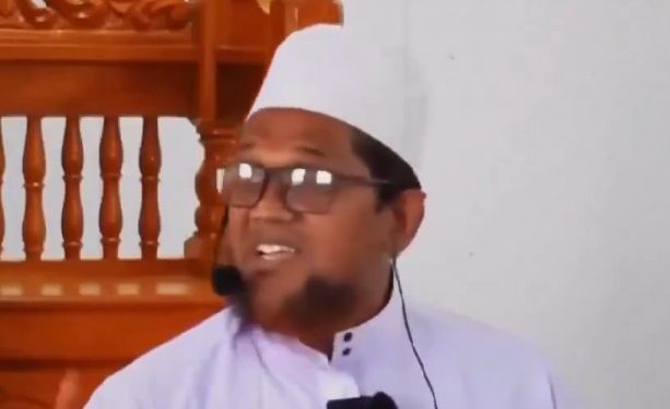 “নবীকে যে অপমান করে তাদের এই পৃথিবীতে বেঁচে থাকার কোন অধিকার নেই,কোরানে এই সম্পর্কে স্পষ্ট আয়াত রয়েছে” : বললেন বাংলাদেশি সন্ত্রাসী জসিমউদ্দিন রাহমানি