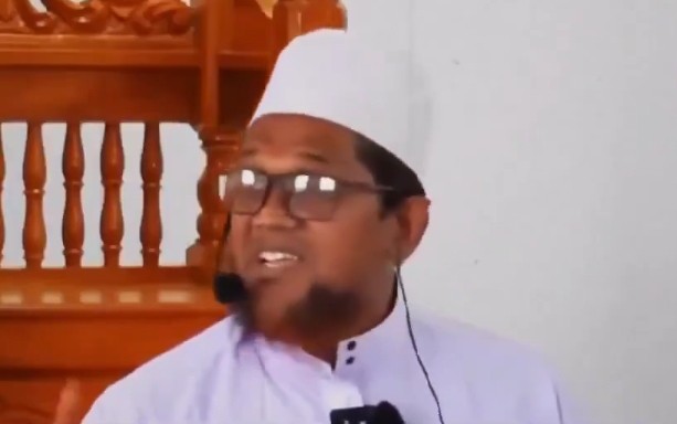 “নবীকে যে অপমান করে তাদের এই পৃথিবীতে বেঁচে থাকার কোন অধিকার নেই,কোরানে এই সম্পর্কে স্পষ্ট আয়াত রয়েছে” : বললেন বাংলাদেশি সন্ত্রাসী জসিমউদ্দিন রাহমানি 