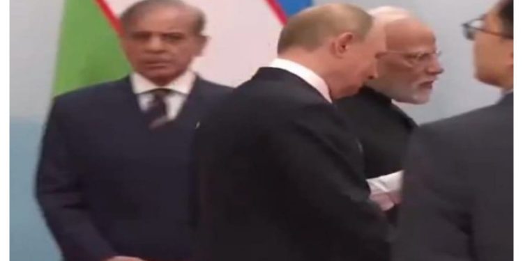 এসসিও শীর্ষ সম্মেলনের মজাদার ভিডিও, মোদী-পুতিনের নিরাপত্তা রক্ষীর ভূমিকায় পাকিস্তানের প্রধানমন্ত্রী শাহবাজ শরীফ ! 