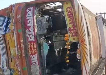 মহাসপ্তমীর সকালে ভয়াবহ দুর্ঘটনা বোলপুরে, বেপরোয়া গতির যাত্রীবাহী বাস উলটে মৃত শিশু, আহত অন্তত ৩০ ; বেপরোয়া গতি ও বেহাল সড়ক নিয়ে ক্ষোভ 