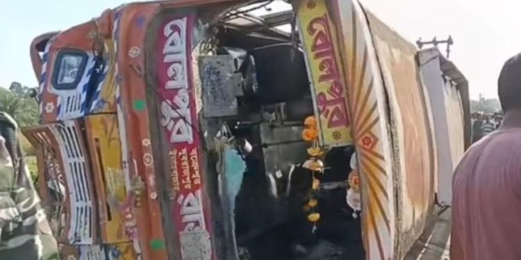 মহাসপ্তমীর সকালে ভয়াবহ দুর্ঘটনা বোলপুরে, বেপরোয়া গতির যাত্রীবাহী বাস উলটে মৃত শিশু, আহত অন্তত ৩০ ; বেপরোয়া গতি ও বেহাল সড়ক নিয়ে ক্ষোভ 