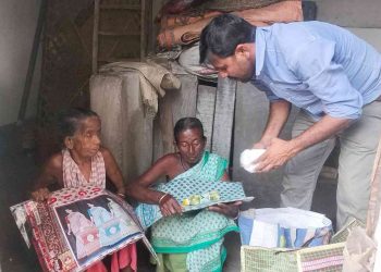 দুর্গাপূজা উপলক্ষে নিজের গ্রামের দুঃস্থ হিন্দু মহিলাদের মধ্যে নতুন পোশাক বিতরণ করলেন ভাতারের মুসলিম যুবক 