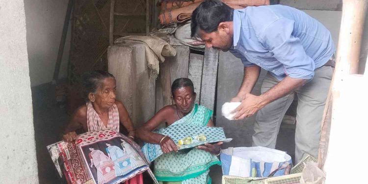 দুর্গাপূজা উপলক্ষে নিজের গ্রামের দুঃস্থ হিন্দু মহিলাদের মধ্যে নতুন পোশাক বিতরণ করলেন ভাতারের মুসলিম যুবক 