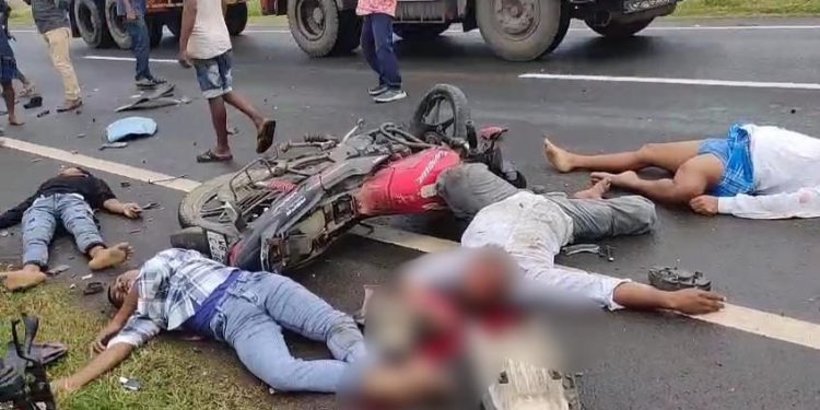 বেপরোয়া গতির দুই বাইকের মুখোমুখি সংঘর্ষে মৃত ৩, গুরুতর আহত আরও এক 