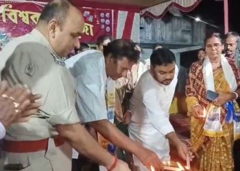 প্রদীপ জ্বেলে বিশ্বকর্মার পূজোর উদ্বোধন করলেন মন্তেশ্বরের তৃণমূল নেতা আহমেদ হোসেন সেখ ও ওসি 